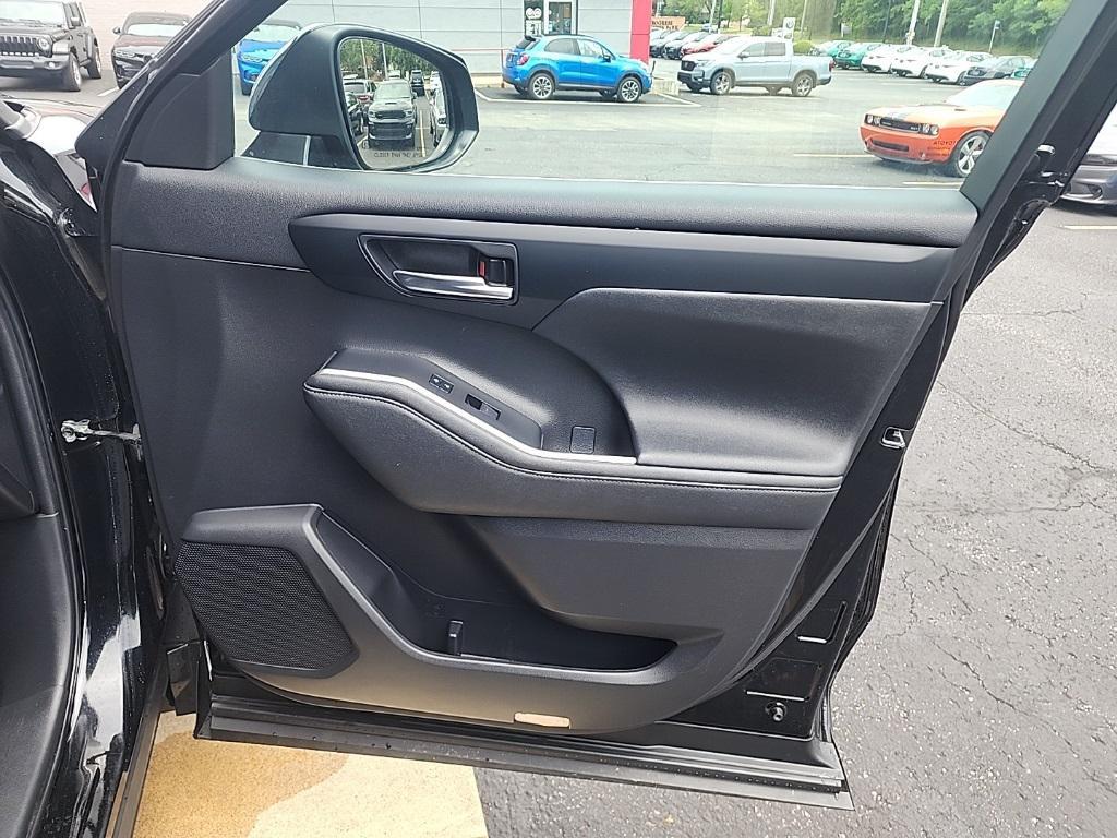 used 2023 Toyota Highlander car, priced at $34,261