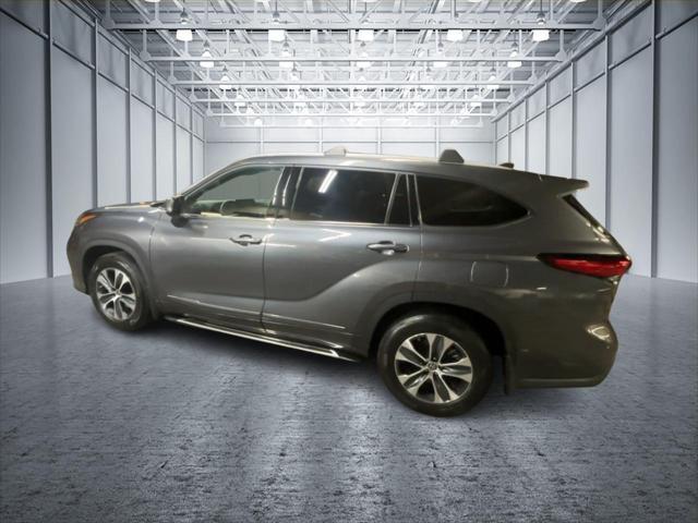 used 2022 Toyota Highlander car, priced at $35,499
