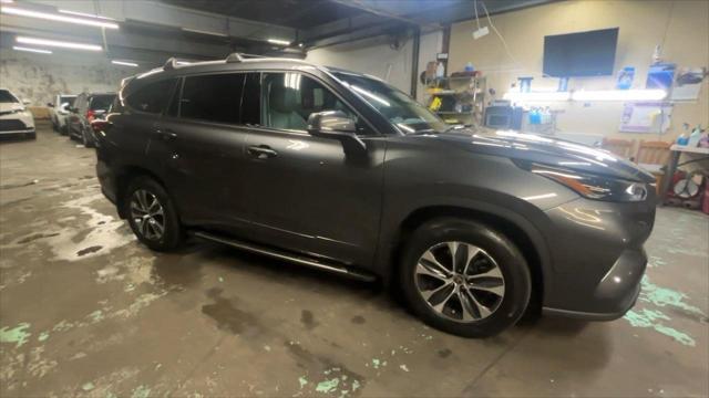 used 2022 Toyota Highlander car, priced at $35,499