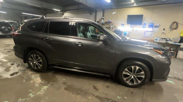 used 2022 Toyota Highlander car, priced at $35,499