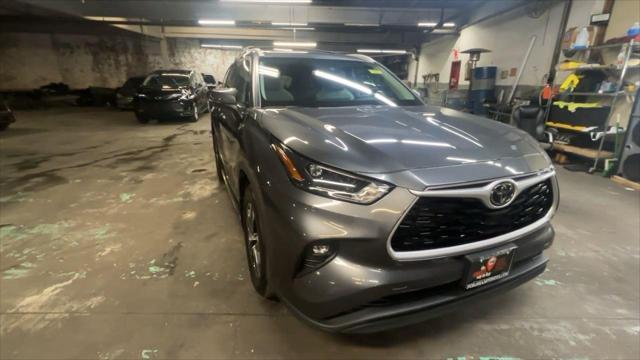 used 2022 Toyota Highlander car, priced at $35,499
