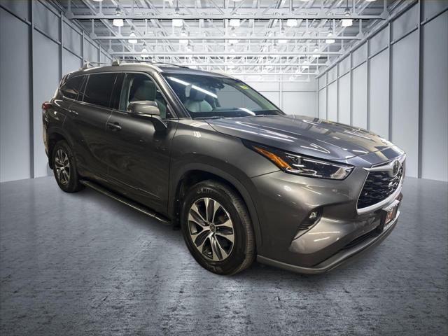 used 2022 Toyota Highlander car, priced at $35,499