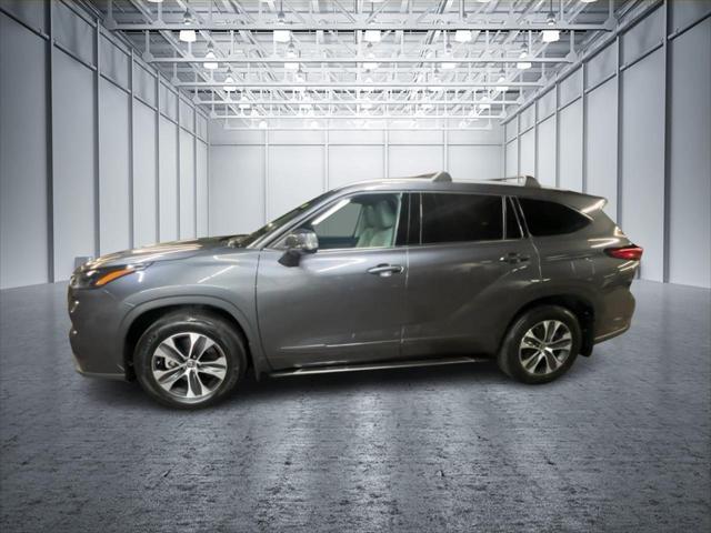 used 2022 Toyota Highlander car, priced at $35,499