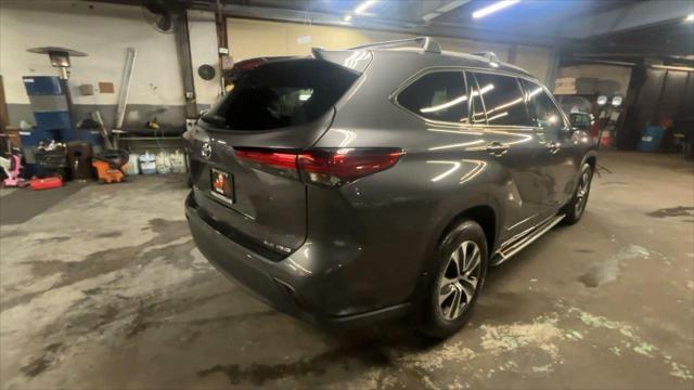 used 2022 Toyota Highlander car, priced at $35,499