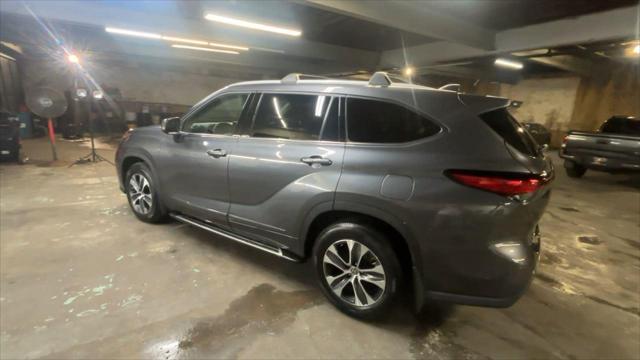 used 2022 Toyota Highlander car, priced at $35,499