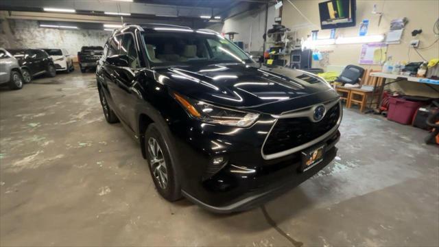 used 2022 Toyota Highlander Hybrid car, priced at $41,499