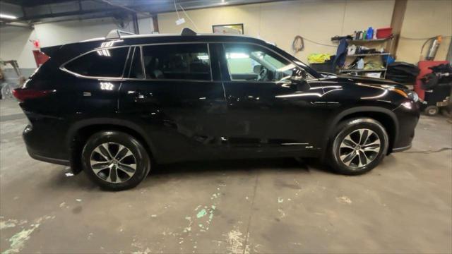 used 2022 Toyota Highlander Hybrid car, priced at $41,499