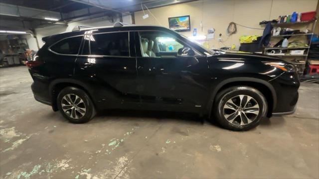 used 2022 Toyota Highlander Hybrid car, priced at $41,499