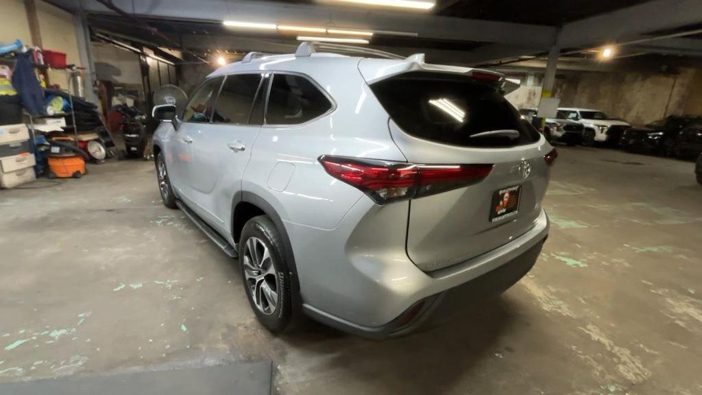 used 2022 Toyota Highlander car, priced at $34,999