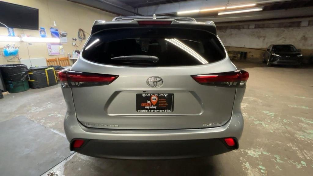 used 2022 Toyota Highlander car, priced at $34,999