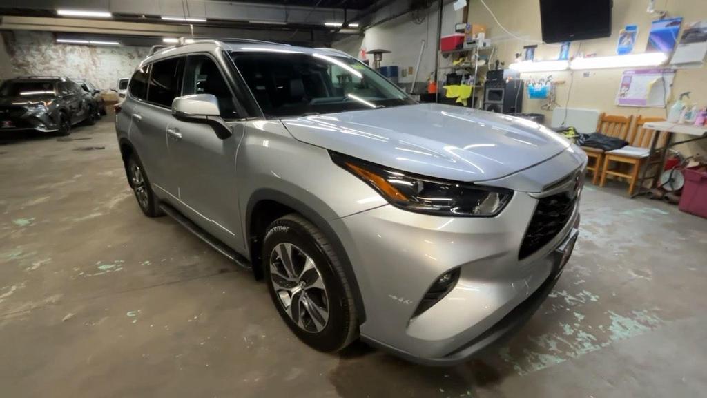 used 2022 Toyota Highlander car, priced at $34,999