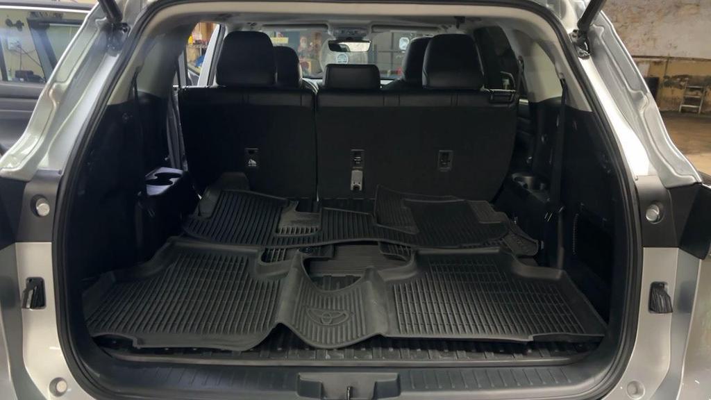 used 2022 Toyota Highlander car, priced at $34,999