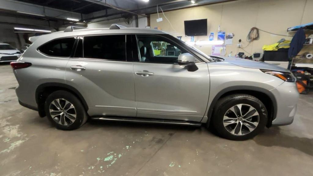 used 2022 Toyota Highlander car, priced at $34,999