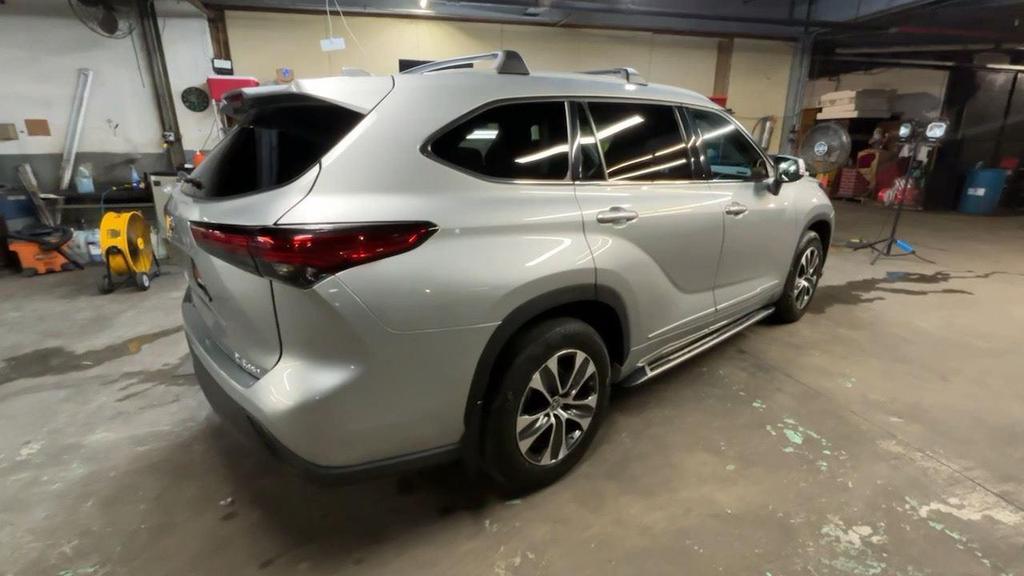 used 2022 Toyota Highlander car, priced at $34,999