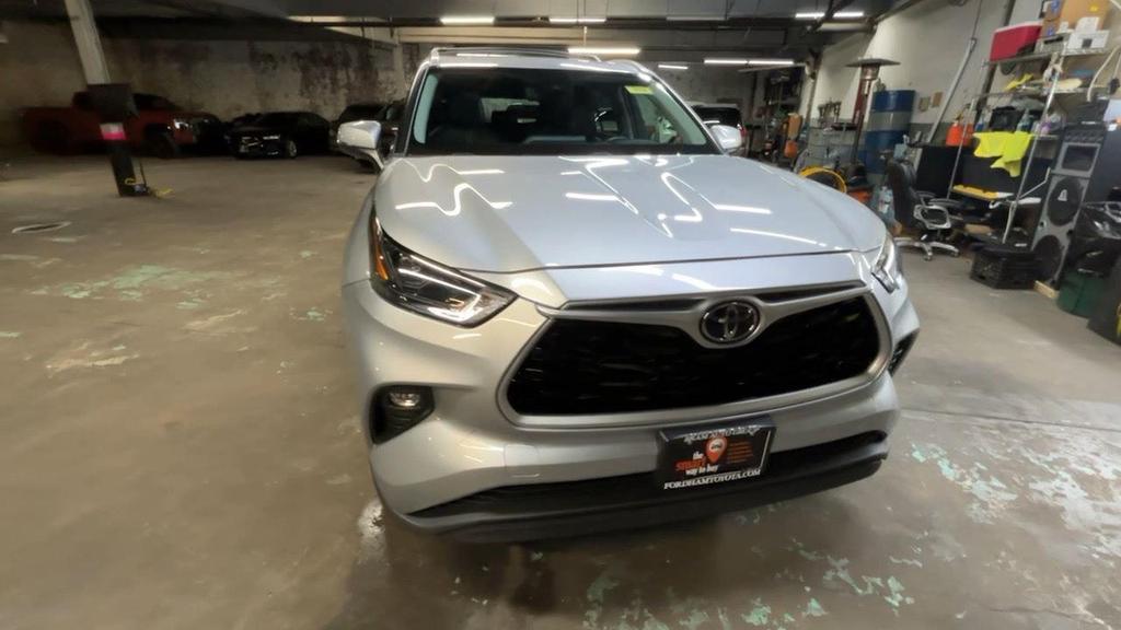 used 2022 Toyota Highlander car, priced at $34,999