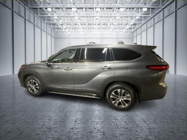 used 2022 Toyota Highlander car, priced at $35,999
