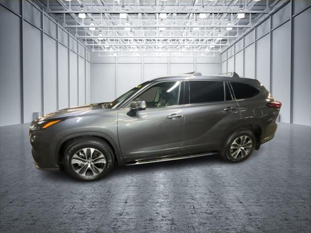 used 2022 Toyota Highlander car, priced at $35,999