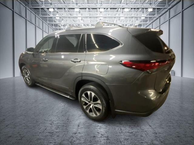 used 2022 Toyota Highlander car, priced at $35,999