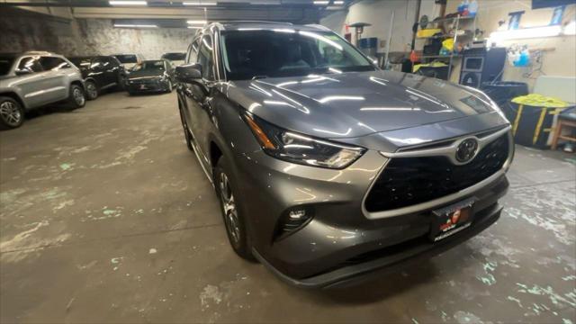 used 2022 Toyota Highlander car, priced at $35,999