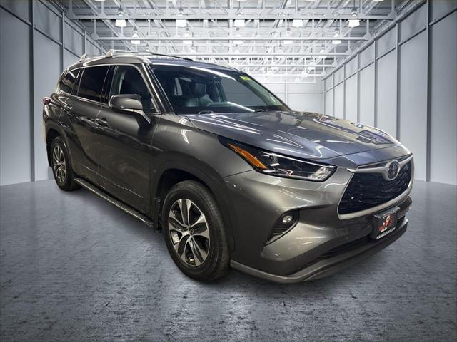 used 2022 Toyota Highlander car, priced at $35,999