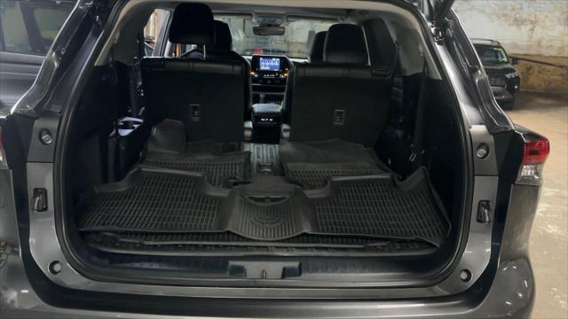 used 2022 Toyota Highlander car, priced at $35,999