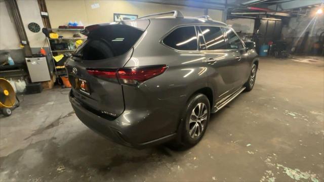 used 2022 Toyota Highlander car, priced at $35,999