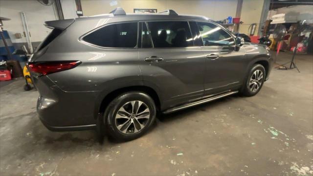 used 2022 Toyota Highlander car, priced at $35,999