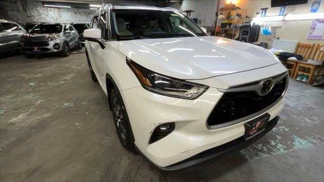 used 2021 Toyota Highlander car, priced at $32,990