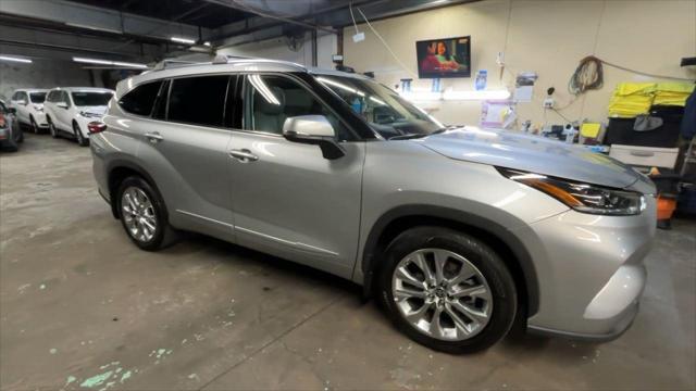 used 2022 Toyota Highlander car, priced at $39,990