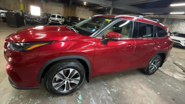 used 2022 Toyota Highlander car, priced at $33,399