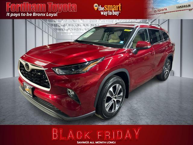 used 2022 Toyota Highlander car, priced at $33,399