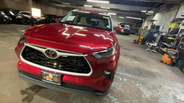 used 2022 Toyota Highlander car, priced at $33,399