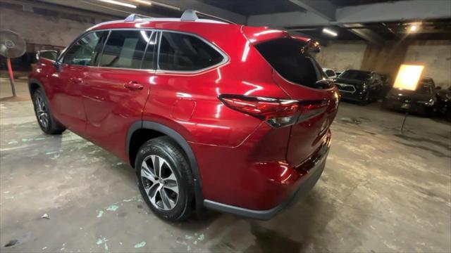 used 2022 Toyota Highlander car, priced at $33,399