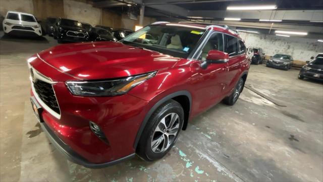 used 2022 Toyota Highlander car, priced at $33,399