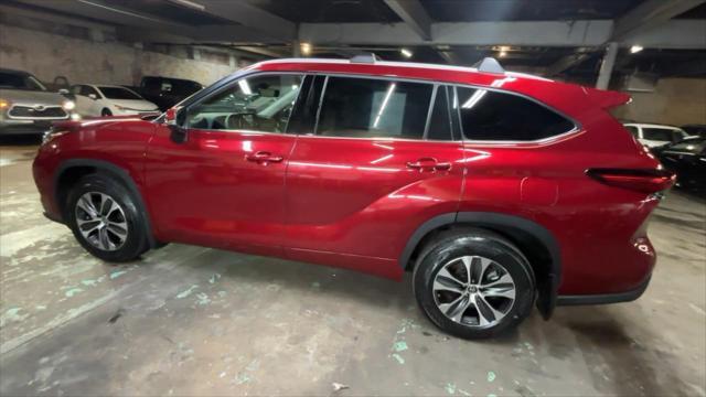 used 2022 Toyota Highlander car, priced at $33,399