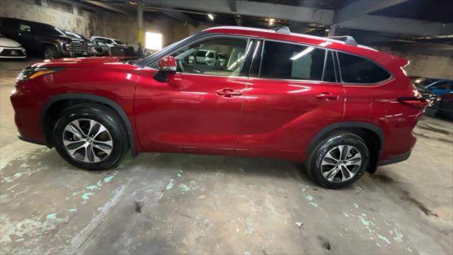 used 2022 Toyota Highlander car, priced at $33,399