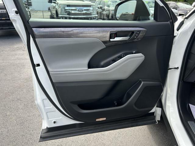 used 2022 Toyota Highlander car, priced at $36,000
