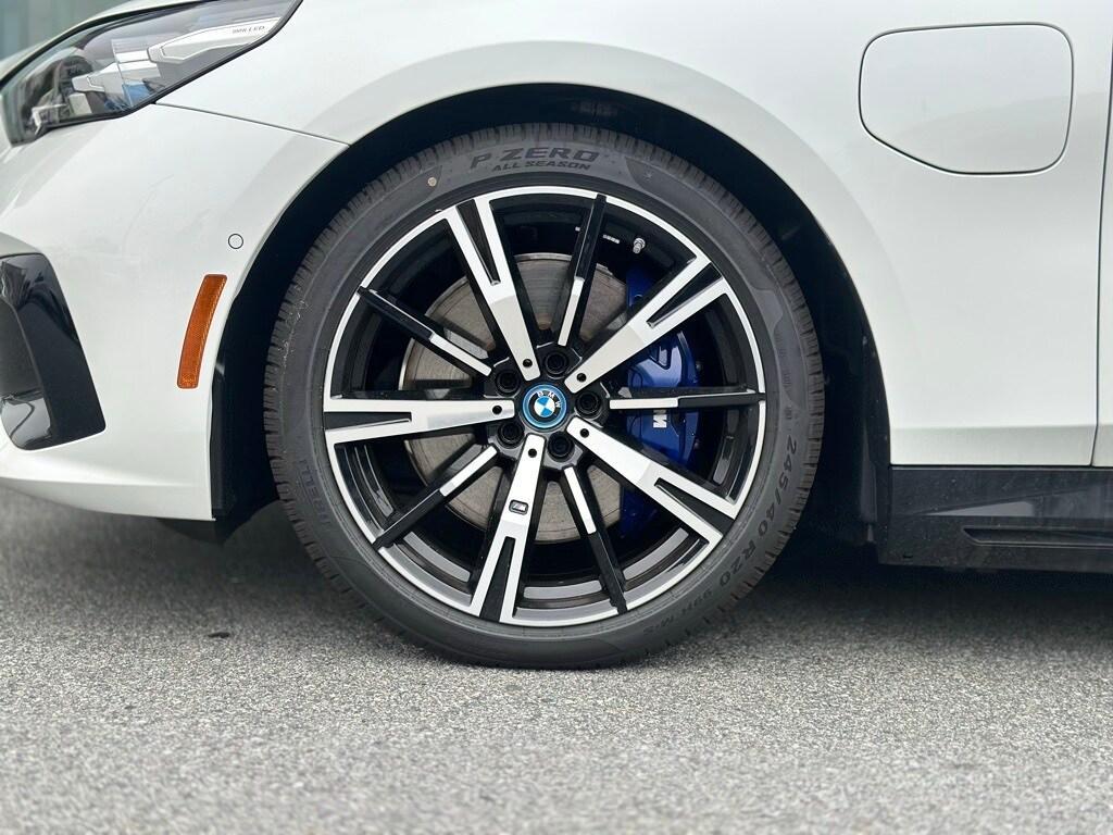 new 2025 BMW 550e car, priced at $83,625