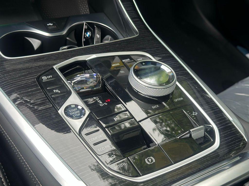 new 2026 BMW X7 car, priced at $100,680
