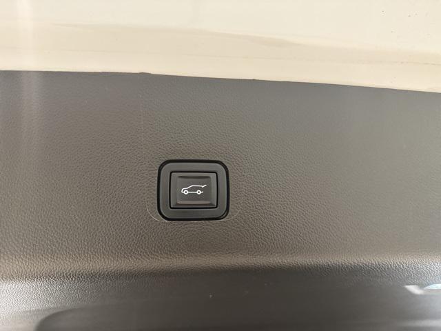 used 2023 Chevrolet Traverse car, priced at $29,995