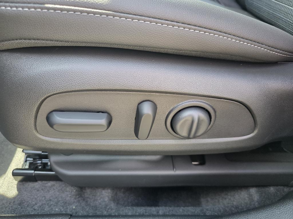 new 2025 Buick Envista car, priced at $27,280