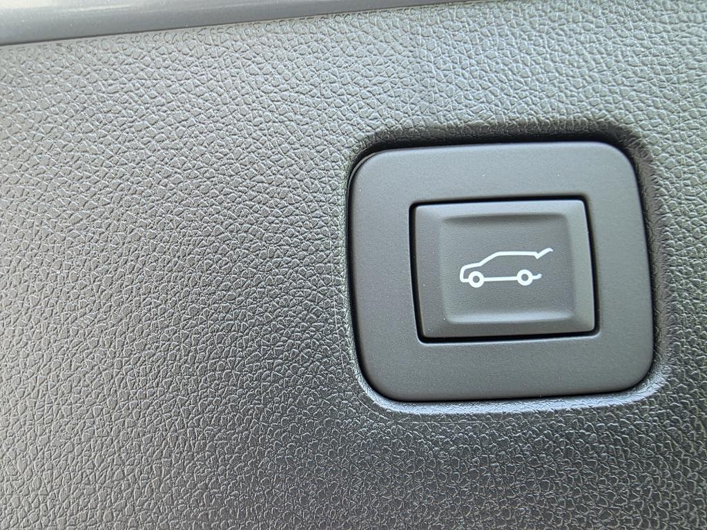 new 2025 Buick Envista car, priced at $27,280