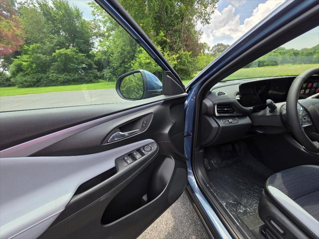new 2025 Buick Envista car, priced at $26,725