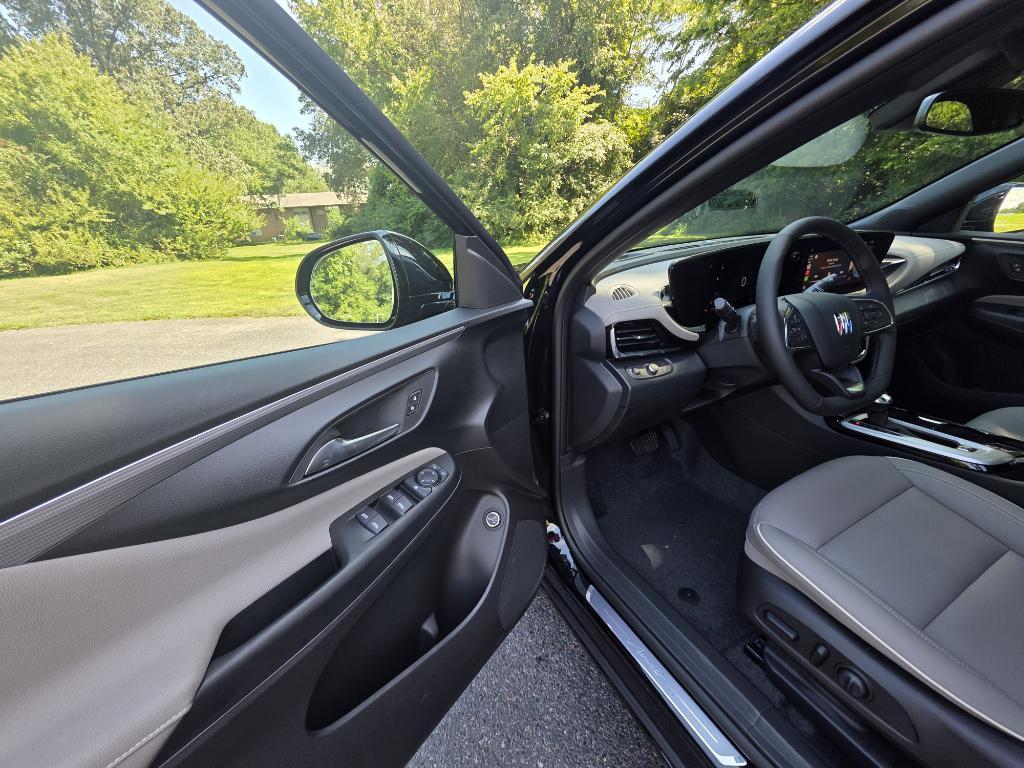 new 2025 Buick Envista car, priced at $31,625