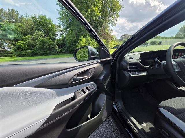 new 2025 Buick Envista car, priced at $26,725