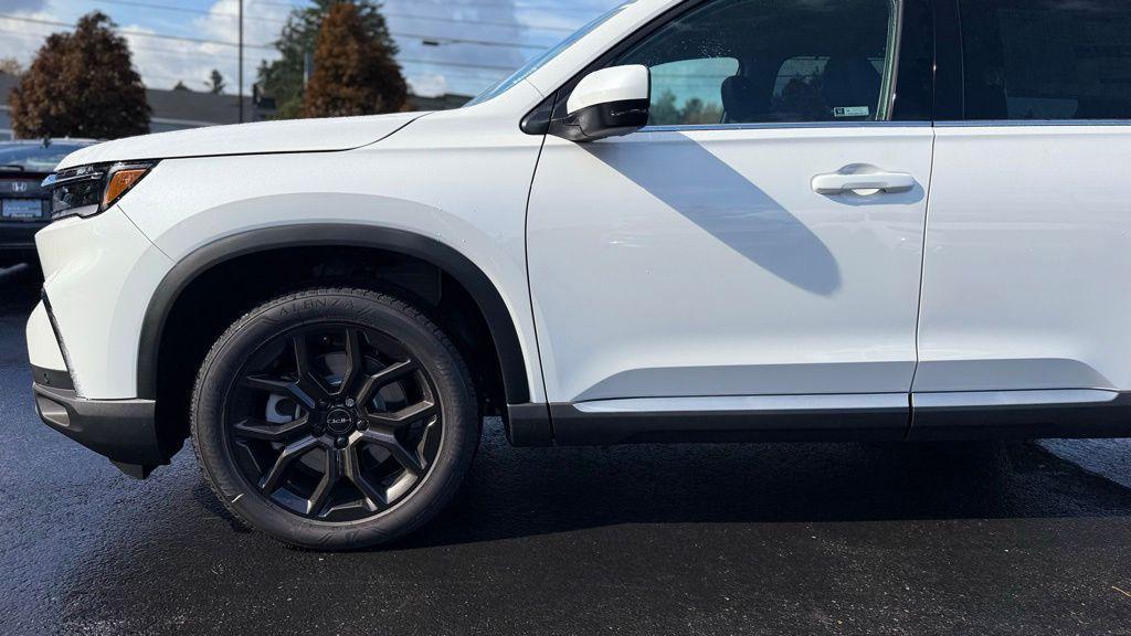 new 2025 Honda Pilot car, priced at $48,423