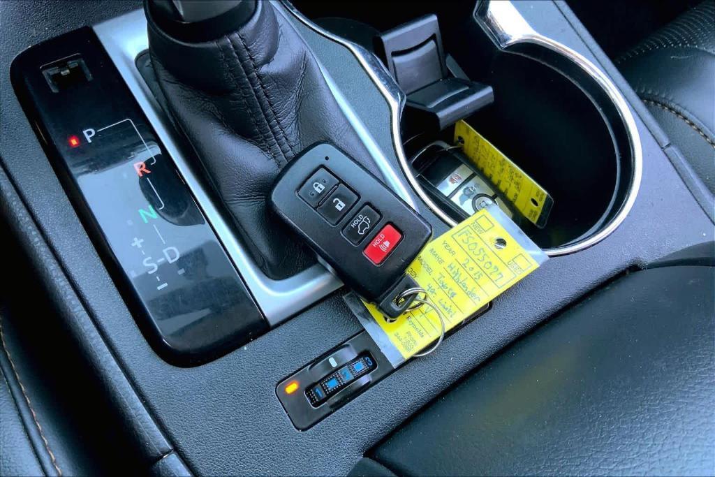 used 2015 Toyota Highlander car, priced at $19,404