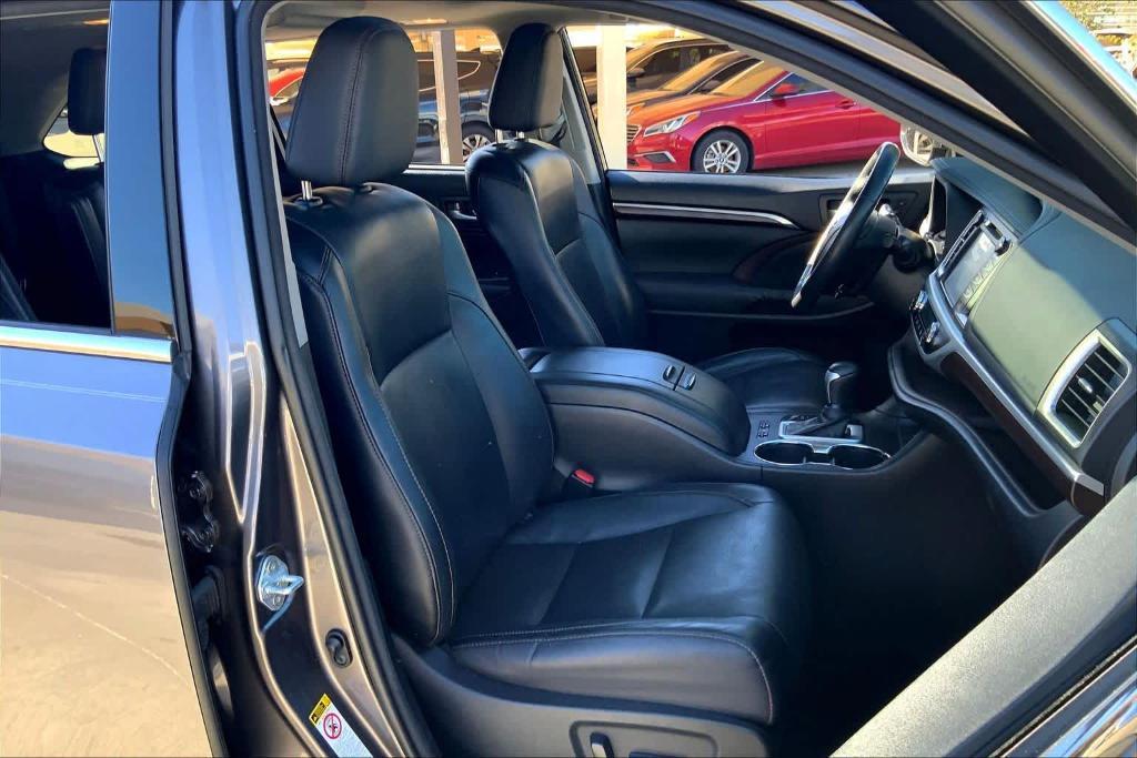 used 2015 Toyota Highlander car, priced at $19,404
