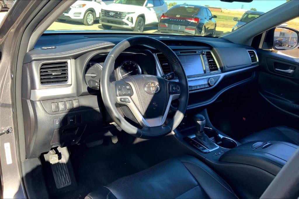 used 2015 Toyota Highlander car, priced at $19,404