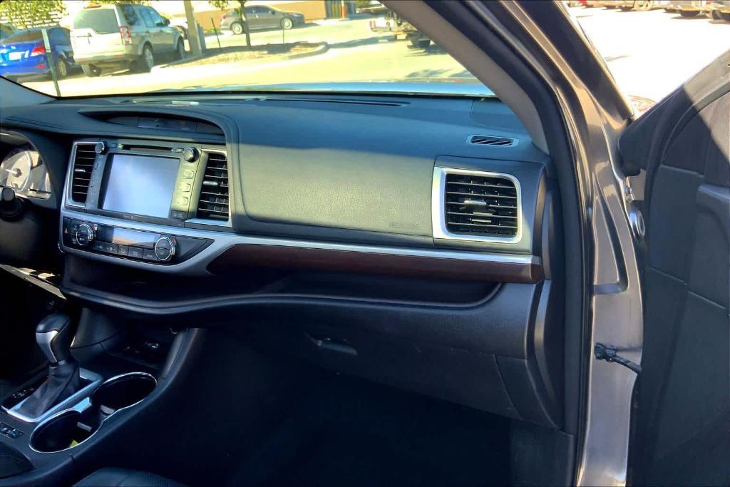 used 2015 Toyota Highlander car, priced at $19,404